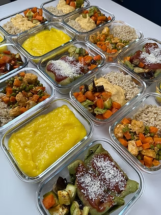 Comidas coloridas con polenta y verduras